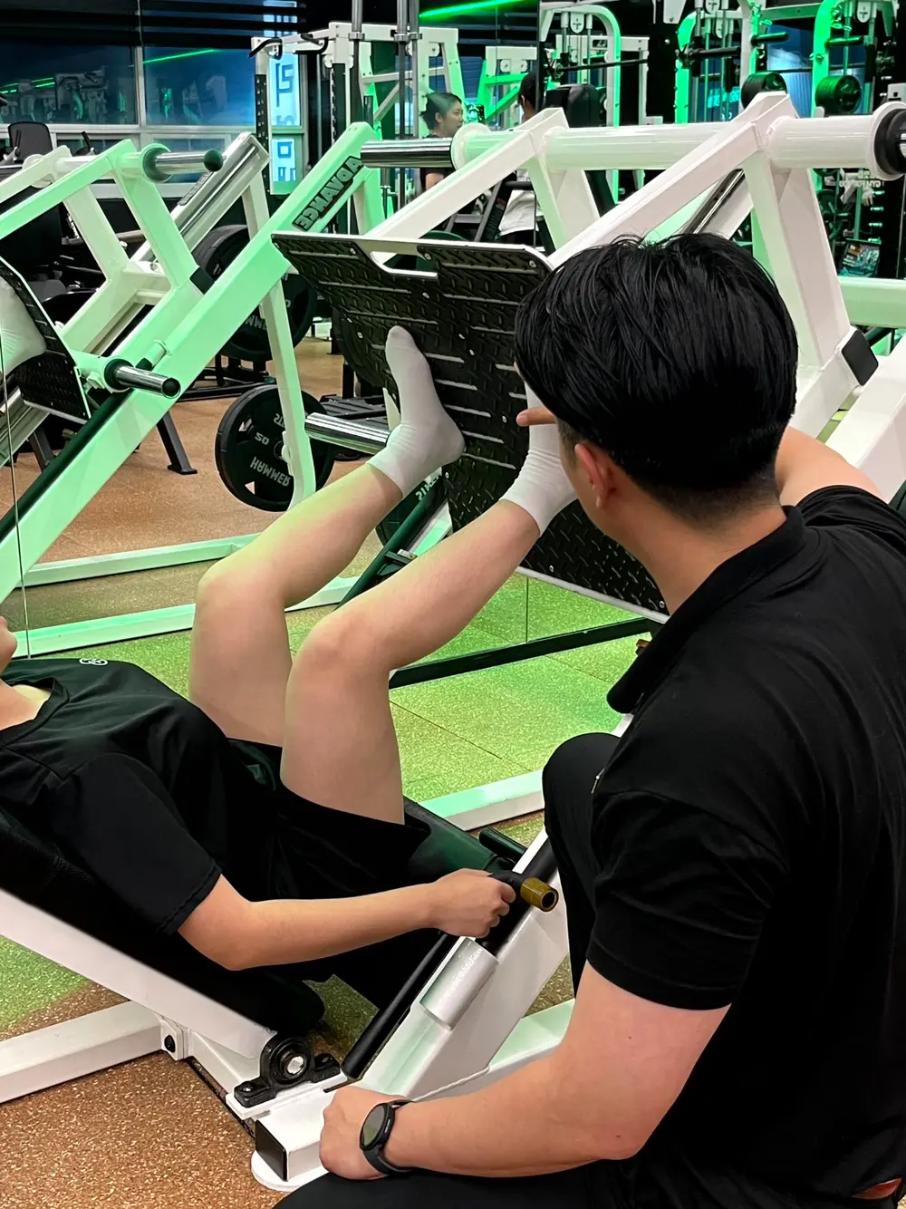 회원의 운동 자세를 지도하는 운동도우미